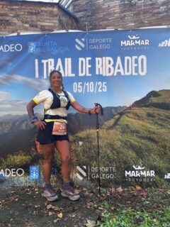 Detrás de cada podio hay muchas horas de entrenamiento, esfuerzo y pasión 🏔️Este fin de semana, Gloria, una de nuestras corredoras, lo ha demostrado en el Trail de Ribadeo, consiguiendo un increíble 3ª de la general femenina🥉y 1ª de su categoría 🥇 👏¡Orgullosos de acompañarte en el camino! 💪TU PRIMER PASO COMIENZA EN AM TRAINING!! 🔥 🏃🏽‍♀️