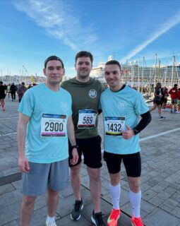 ¡Qué orgullo de equipo! 🩵🔥Hoy 3 de nuestros corredores conquistaron la C21, demostrando que el trabajo constante, la disciplina y la pasión dan resultados.Además, para dos de ellos era su primera MM 🥹🏁 y no han podido estrenarse mejor: valentía, constancia y una sonrisa cruzando meta que lo decía todo.21 kilómetros de esfuerzo, superación y mentalidad fuerte.No solo han cruzado la meta… han superado sus propios límites. 💪✨En nuestro centro no solo entrenamos cuerpos, entrenamos confianza, resiliencia y ganas de ir siempre un poco más allá.🚀 ¿Te gustaría ser el próximo en cruzar esa meta?Si quieres iniciarte en el running, preparar tu primera media maratón (o mejorar tu marca) con un entrenamiento estructurado, seguro y adaptado a ti, escríbenos por privado y empieza hoy tu camino.#ACoruña21 #MediaMaratón #RunningTeam #EntrenamientoInteligente #SuperaciónPersonal CorreConNosotros