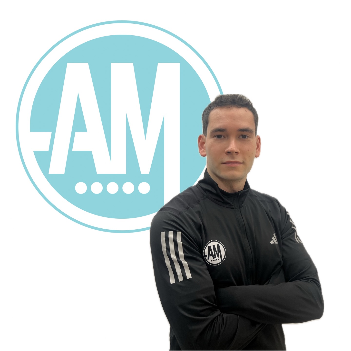 👋 ¡Nuevo entrenador en AM Training!Os presentamos y damos la bienvenida a Leo, que se incorpora al equipo para seguir sumando experiencia y acompañaros en vuestro proceso de entrenamiento.Graduado en Ciencias de la Actividad Física y del Deporte y con más de 3 años de experiencia en el sector, realizando entrenamientos personales, readaptación de lesiones, pilates y yoga. Además, cuenta con formación específica en entrenamiento para mujeres y en ejercicio físico aplicado a procesos de cáncer.Estamos muy contentos de tenerlo en el equipo y de que empiece a formar parte del día a día del centro con tod@s vosotr@s 😊💪#AMTraining #EntrenamientoPersonal #FuerzaYSalud #MuéveteMejor EquipoAM