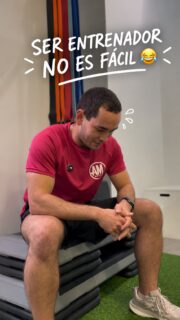 Una cosa es explicar el ejercicio… y otra muy distinta tener que demostrarlo. 😂💀Esta vez, nuestro gran Leo empezó dando una clase y terminó necesitando un descanso de emergencia. 🥵Eso sí, después os dice que hagáis otra serie más. 🤣¿A alguien le suena? 👀